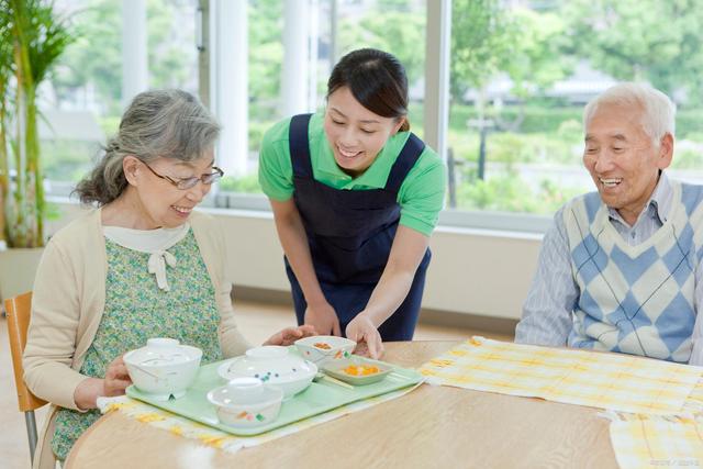 居家養(yǎng)老護理員十大要求 從業(yè)者、老年人及家人都該看的重要指南